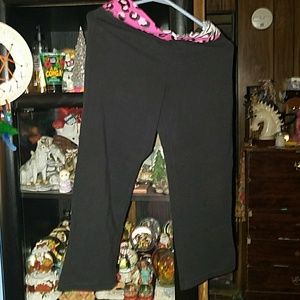 Woman's pink Capri yoga pants and a vs shirt